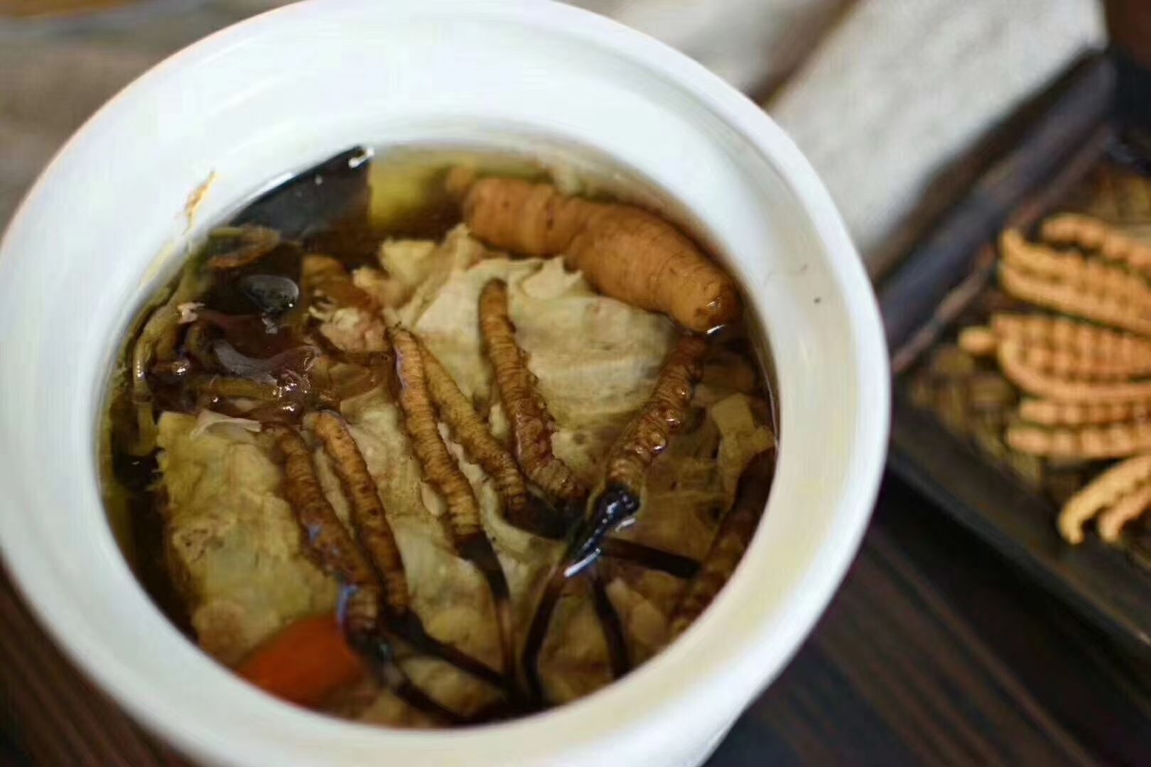 冬虫夏草怎么食用？
