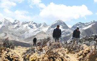  如何在保护生态环境的前提下合理利用冬虫夏草资源？